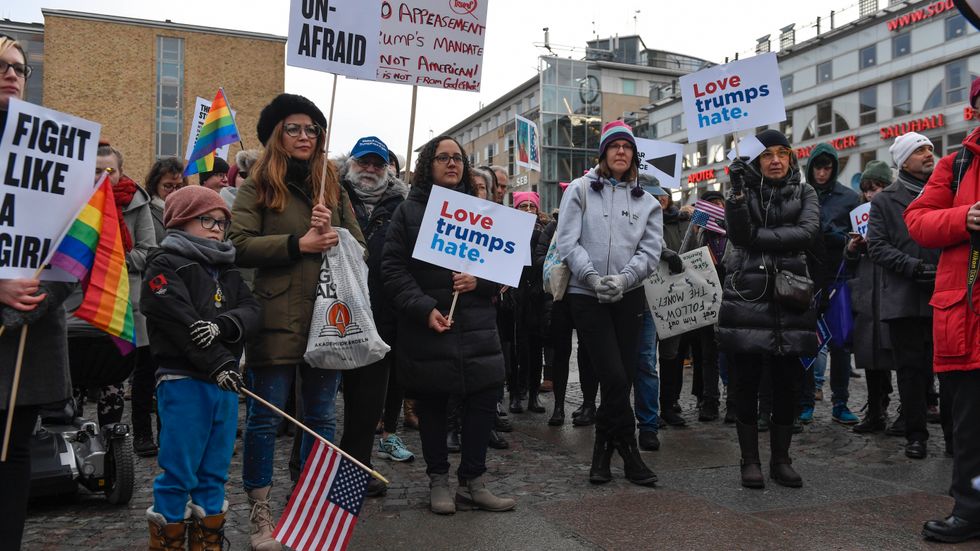 Democrats Abroad i Sverige demonstrerar i Stockholm efter att Donald Trump tillträtt som president. Arkivbild.