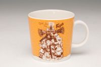 Den gula Fazer-muggen från 2004 hör till de mest eftertraktade muminmuggarna bland samlarna. Den tillverkades exklusivt för Fazers kafé i bara 400 numrerade exemplar. Motivet är Tove Janssons teckning till en julreklam från 1951.