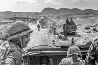 Israeliska trupper på frammarsch den 6 juni 1967 i egyptiska Sinai under sexdagarskriget.