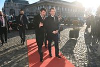 Frankrikes president Emmanuel Macron (höger)mottas av Ungerns president Janos Adler.