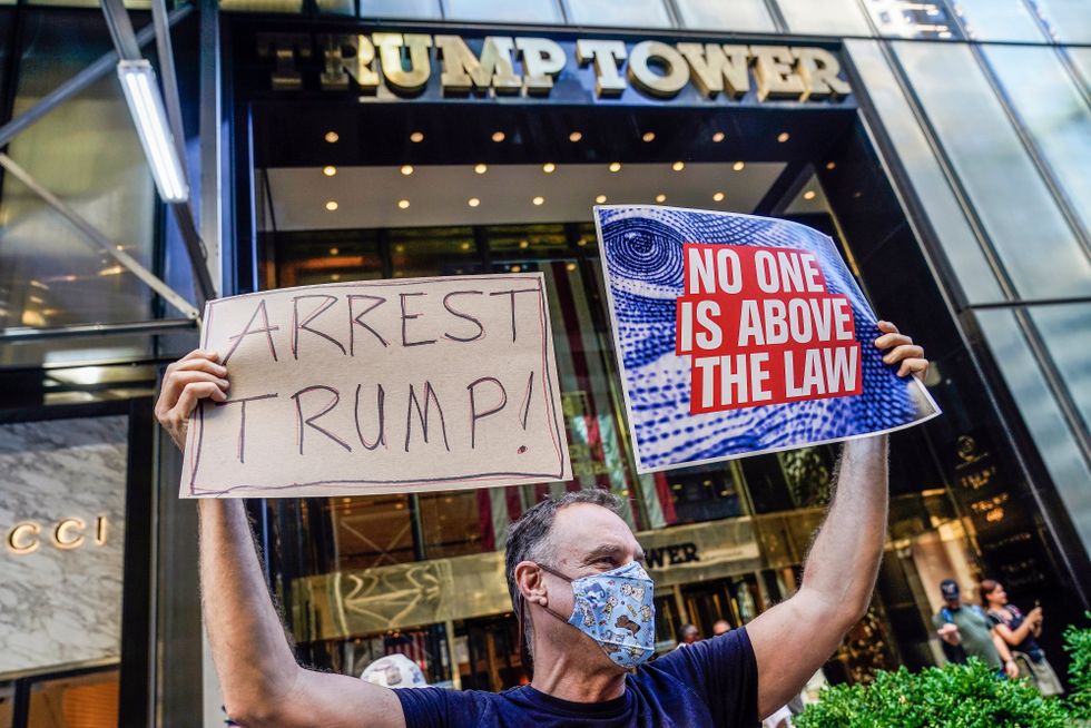 Demonstrant utanför Trump Tower vid 5th Avenue i New York.