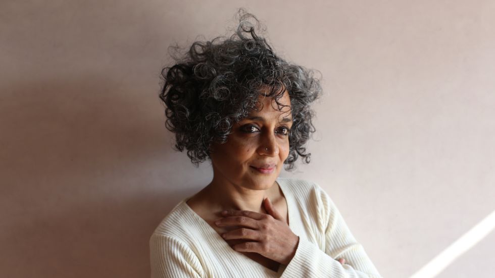 Arundhati Roy (född 1959) är en indisk författare, samhällsdebattör och fredsaktivist. Hon var den första indiska författare som tilldelades Bookerpriset för romanen ”De små tingens gud” 1979.
