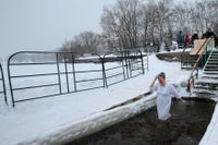 En kvinna gör det traditionsenliga doppet till minne av Jesu dop, i en flod i Moskva. Arkivbild.