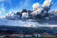 Ett moln av aska reser sig up mot atomsfären efter Eyjafjallajokull utbrott.