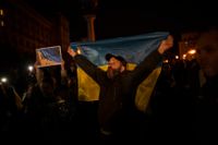 Ukrainare som firar återtagandet av Cherson på Kievs gator på fredagskvällen. 