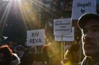 2013-03-09 Demonstration i Stockholm på lördagen mot utvisningar av människor utan uppehållstillstånd och mot polisens projekt REVA för att hitta dem som är illegalt i landet. Reva (Rättssäkert och effektivt verkställighetsarbete) syftar till att fler utvisningar av papperslösa ska verkställas.