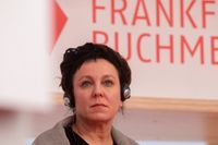 Den polska författaren och Nobelpristagaren i litteratur, Olga Tokarczuk, under presskonferensen på Frankfurts bokmässa på tisdagen.