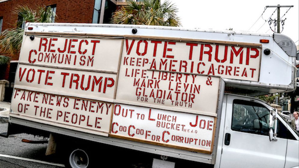 Peter Grove har pyntat sin lastbil med några av Trumps vanligaste slogans.