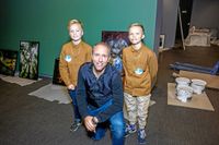 Horace, 11 och Spencer, 11, juniorreportrar, Mattias A Klum, 52, fotograf. Med utställningen vill Mattias visa sin kärlek och oro för naturen. 