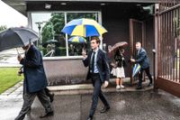 Personal på väg ut från svenska ambassaden i Moskva på torsdagen. 