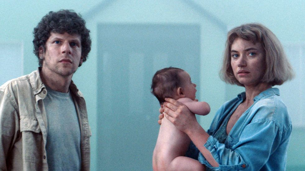 Jesse Eisenberg, Imogen Poots och en bebis.