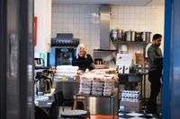 Stockholms stadsmission märker av ett ökat tryck från människor som behöver hjälp med mat. För en del handlar det om att välja mellan att betala hyra eller köpa mat.