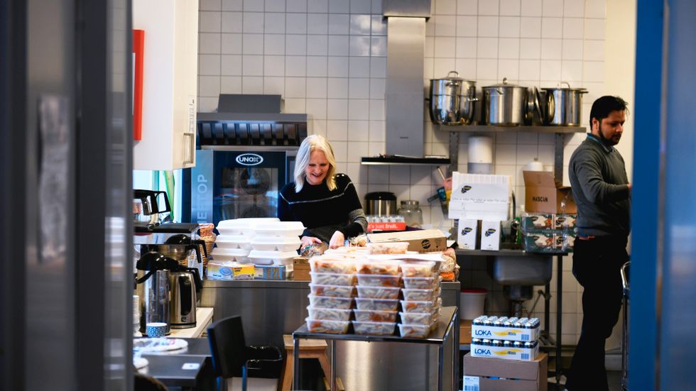 Stockholms stadsmission märker av ett ökat tryck från människor som behöver hjälp med mat. För en del handlar det om att välja mellan att betala hyra eller köpa mat.