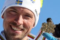 Johan Olsson med sin guldmedalj efter VM-femmilen.