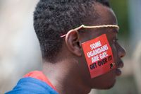 En ugandisk man protesterar mot förtrycket mot homosexuella under Pridefestivalen 2014 i Uganda.