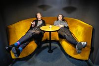 Den inbjudande soffan i biografen Capitols foajé är som gjord för de blivande ”Terapisterna” Jenny Møller Jensen och Linda Kunze.