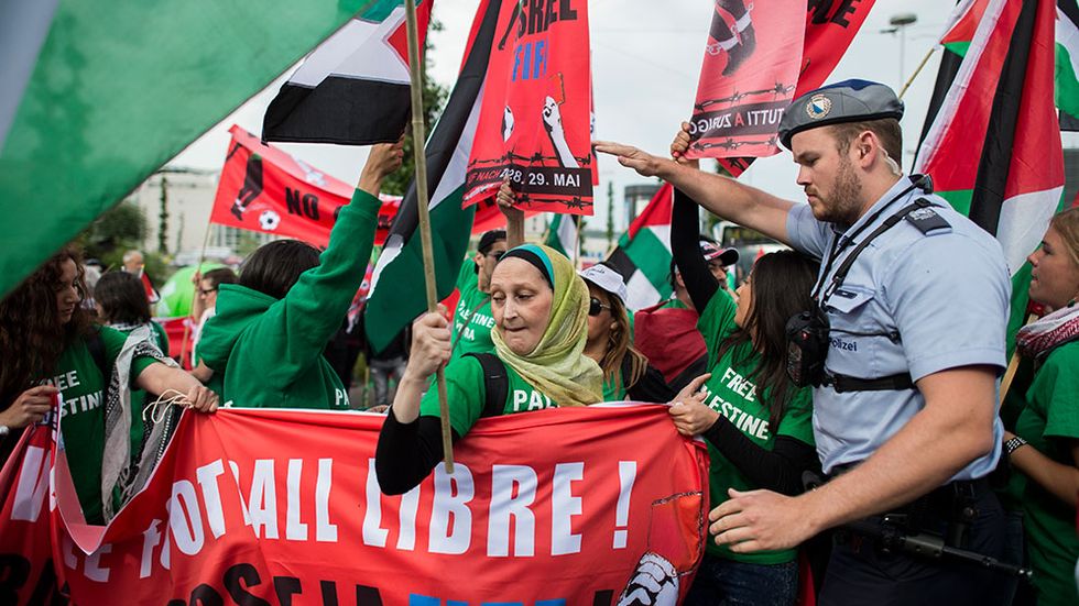 Palestinska aktivister demonstrerade utanför Fifas kongressmöte i Zürich under fredagen.