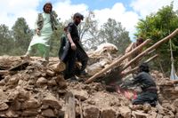 Människor i Afghanistan söker efter sina tillhörigheter i bråten efter att en förödande jordbävning förstört deras hem. Minst 1 000 människor förlorade livet i skalvet.