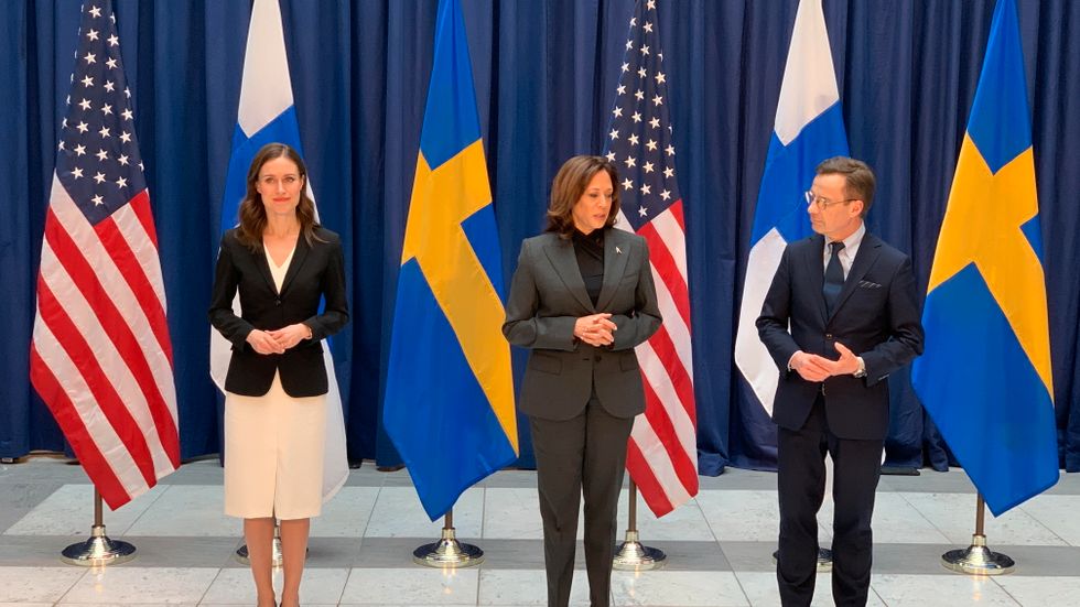 Finlands premiärminister Sanna Marin, USAs vicepresident Kamala Harris och Sveriges statsminister Ulf Kristersson på säkerhetskonferensen i München.