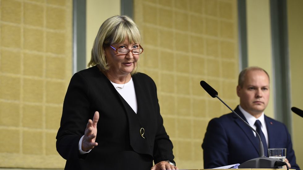 Sexualbrottskommitténs ordförande, lagman Mari Heidenborg, lämnar över den färdiga utredningen med förslag till skärpt sexualbrottslagstiftning till justitie- och migrationsminister Morgan Johansson under en pressträff i Rosenbad i Stockholm.