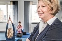 Maria Hellbom visar yoga- och meditationssalen på Sabbatsbergs sjukhus Centrum för cancerrehabilitering.
