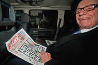 The Suns ägare Rupert Murdoch håller i en utgåva av tidningen. Arkivbild.