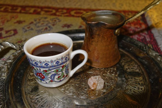 En stark turkisk kahvesi får livsandarna att vakna.