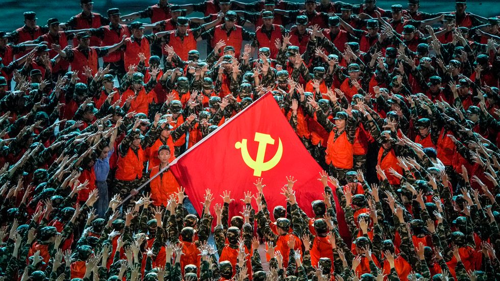 En scen ur en föreställning den 28 juni med kinesiska kommunistpartiets flagga i centrum inför firandet av kommunistpartiets 100-årsdag den 1 juli. 