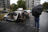 Utbrunna bilar på parkeringen vid Frölunda torg. Bilbränder släcktes på 20 platser i Göteborg på måndagskvällen.