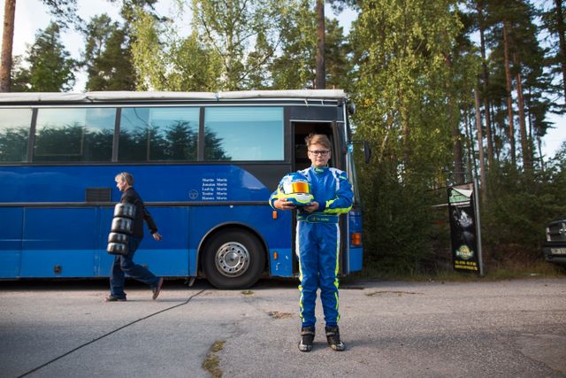 Hannes framför bussen som tar honom, plus all utrustning, runt om i Sverige på tävlingar.