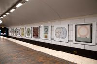 Som ett led i  Region Stockholms satsning ”Konstväxlingar” syns nu 20 reproduktioner av Ulla Wiggens målningar från 1960-talet fram till i dag på Gärdets tunnelbanestation.