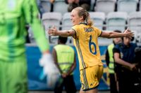 Magdalena Eriksson jublar efter sitt 2–0-mål mot Ukraina. Sverige vann till slut med 3–0.