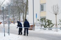 Polisen säkrar området samt letar spår på platsen där en man skjutits till döds natten mot lördag i Farsta i Stockholm. Tre personer är gripna misstänkta för mord.