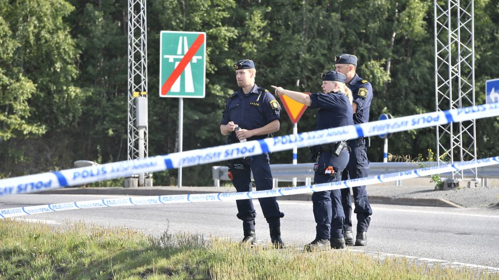 En ung person har förts till sjukhus efter att ha skottskadats i Norsborg i Botkyrka kommun söder om Stockholm. 