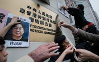 Hongkongbor protesterar mot gripandet av bokförläggaren Gui Minhai.
