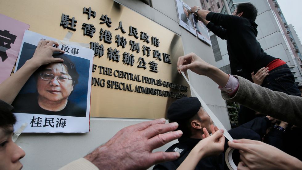 Hongkongbor protesterar mot gripandet av bokförläggaren Gui Minhai.