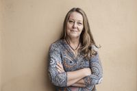 Kristina Sjögren (född 1962) är författare, skrivpedagog och doktor i genusvetenskap. Hon har tidigare skrivit fem ungdomsromaner. Kvinnokungen är hennes första roman för vuxna.