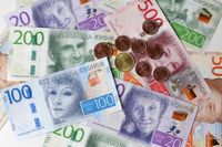 Sedlar och mynt används i en allt mindre andel av betalningarna i Sverige. Arkivbild
