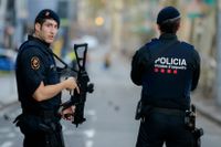 Poliser bevakar gatan i Barcelona där terrordådet i torsdags utfördes.