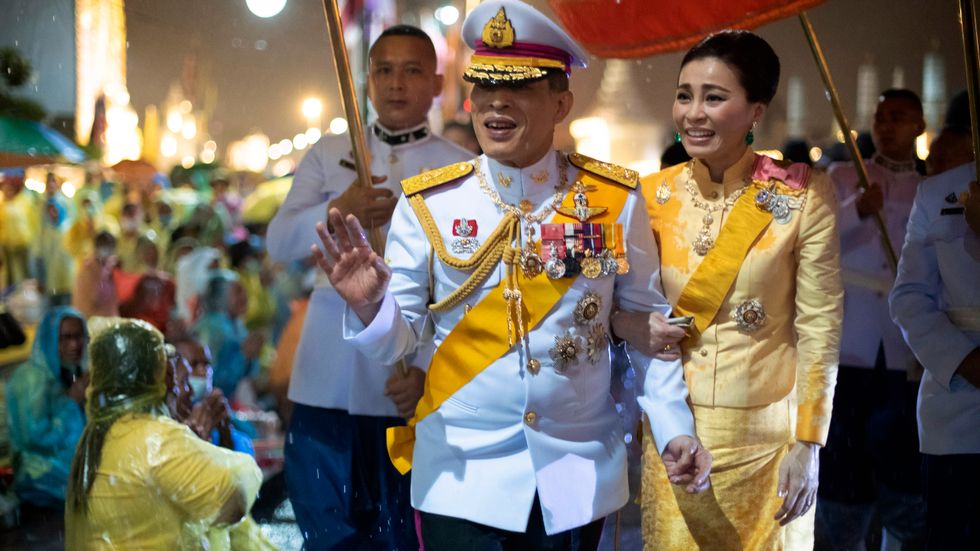 Thailands kung Maha Vajiralongkorn och drottning Suthida vid en ceremoni för att högtidlighålla årsdagen av kung Bhumibols död. Arkivbild.