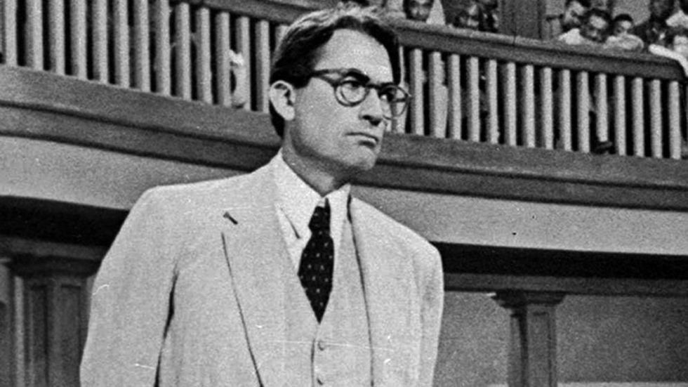 År 1962 kom filmen med Gregory Peck i rollen som Atticus. I Sverige blev titeln Skuggor över Södern. Skådespelaren satsade eget kapital och krävde att den egna rollen förstorades rejält, på bekostnad av utrymmet för Scout.