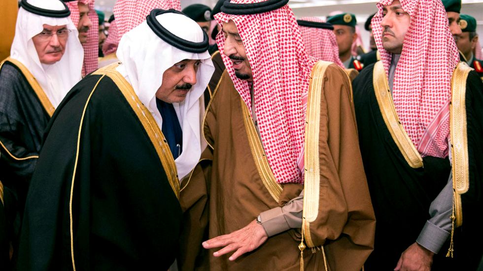 Den saudiske kungen Salman i mitten, befinner sig just nu på semester på Rivieran.