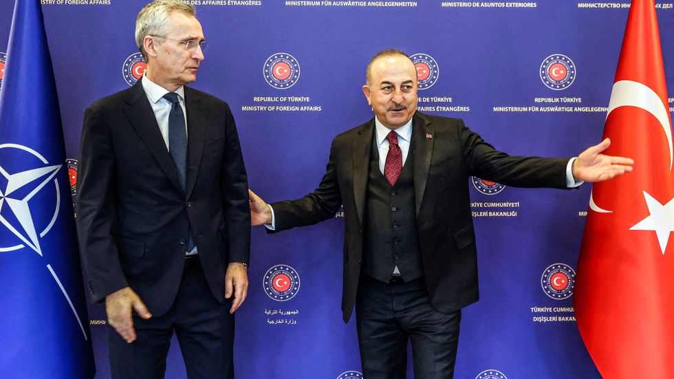 Natos generalsekreterare Jens Stoltenberg och Turkiets utrikesminister Mevlüt Cavusoglu på torsdagens pressträff.