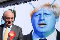 Labour-utmanaren Ken Livingstone framför en affisch med sin motståndare Boris Johnson – här utmålad som en alien – i Londons borgmästarval.