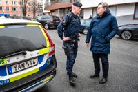 Justitieminister Gunnar Strömmer (M) besökte Huvudsta centrum, Solna, där en person sköts till döds sent i fredags.