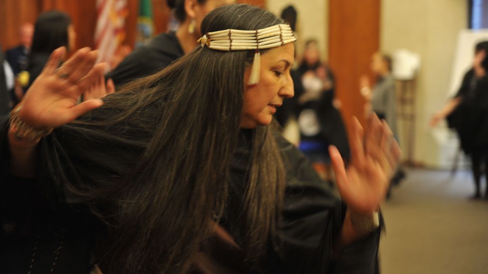 Makah-indianer framför en för stammen traditionell dans.