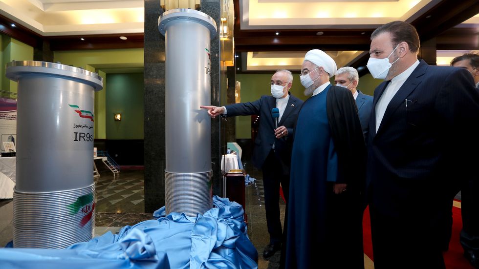 Irans president Hassan Rohani lyssnar till en genomgång om landets atomprogram på lördagen.