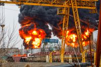 Bilden från ryska Tass visar den brinnande oljedepån i Ryssland.