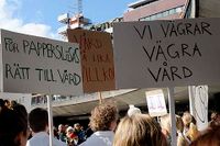 Studenter inom hälso-och sjukvård demonstrerar på Sergels torg i Stockholm för ”papperslösas rätt till vård”