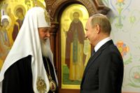 Patriark Kirill och president Putin under en ceremoni i De tolv apostlarnas katedral i Kreml.